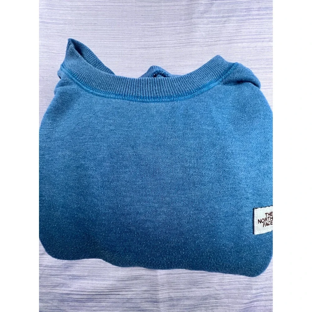 The North Face Mens Medium Heather Blue Crewneck Sweatshirt Pullover Patch Logo